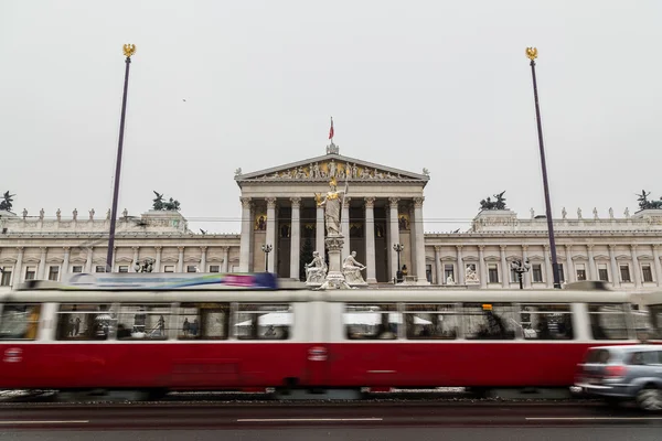 Staré tramvaje a rakouský parlament — Stock fotografie