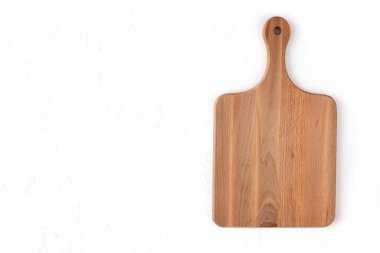 Beyaz arka planda tahta kesme tahtası. Üst Manzara. Düz yat, boşluğu kopyala.