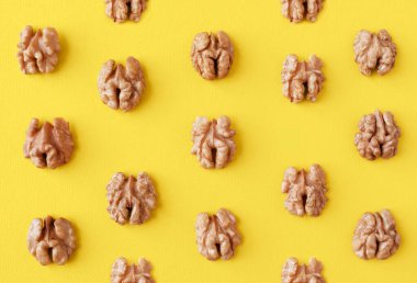 Sarı renkli ceviz yarıları. 2021 yıl arka plan, model, üst manzara..