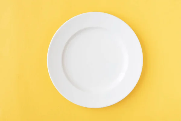 Placa Branca Redonda Fundo Amarelo Utensílios Cozinha Flat Lay Espaço — Fotografia de Stock