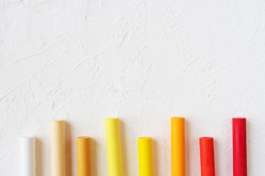 Beyaz dokuya sahip bir kutuda yağlı boya, üst görünüm, boşluğu kopyala. Hobi konsepti, çizim.