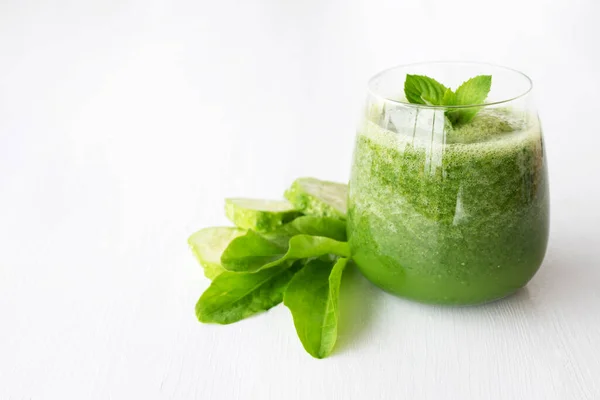 Raw Grön Smoothie Med Örter Och Gurka Vit Bakgrund Avgiftning — Stockfoto