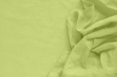 Masa örtüsünün arka planında güzel yeşil buruşuk peçete. Düz yatış, metin için yer.