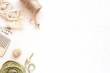 Makrome, dokuma, pamuk ipleri, jüt sicim, ahşap boncuklar için güzel malzeme düzeni. Düz konum, kopyalama alanı. Hobi konsepti