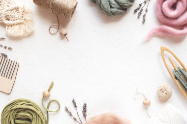 Makrome, dokuma, pamuk ipleri, jüt sicim, ahşap boncuklar için güzel malzeme düzeni. Düz yatıyordu. Hobi kavramı, kopyalama alanı.