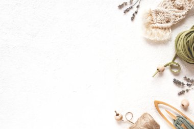 Makrome, dokuma ve örgü için güzel malzeme düzeni: pamuk ipleri, jüt sicim, ahşap boncuklar. Uzayı kopyala, düz yat.