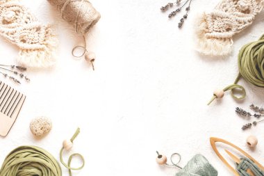 Makrome, dokuma ve örgü malzemelerinin dizilişi: pamuk ipleri, jüt sicim, ahşap boncuklar. Düz yat, boşluğu kopyala.