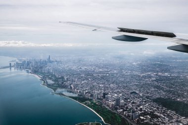 Chicago, ABD üzerinde bulutlu bir günde bir uçakta uçmak.