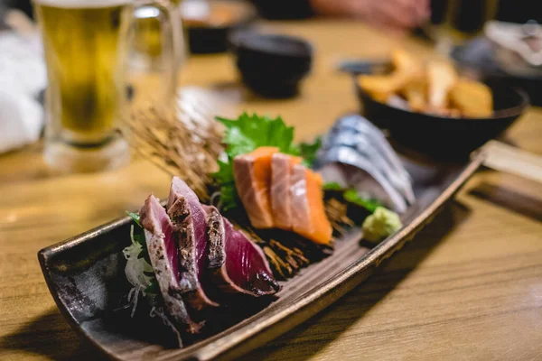 寿司やマグロや鮭などの魚の刺身で東京の伝統料理店で夕食 — ストック写真