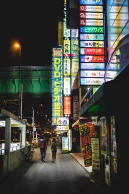 Tokyo, Japonya: Tokyo şehir merkezinde gece vakti çift yürüyüşleri, restoranlar ve mağazalar