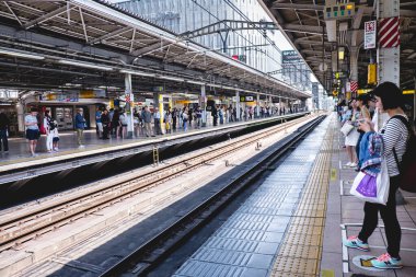 Tokyo, Japonya: Tokyo 'daki tren istasyonunda bekleyen insanlar