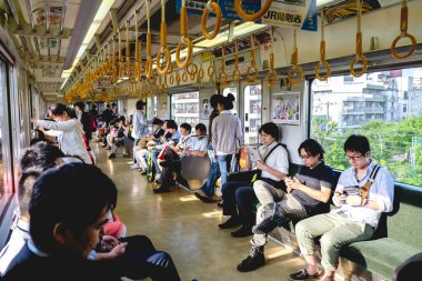 Osaka, Japonya: Dükkanları, neonu, kabloları, renkleri ve insanları olan Shinsaibashi sokakları