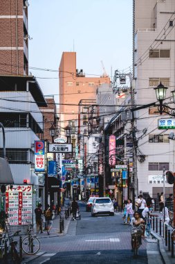 Osaka, Japonya: Dükkanları, neonu, kabloları, renkleri ve insanları olan Shinsaibashi sokakları