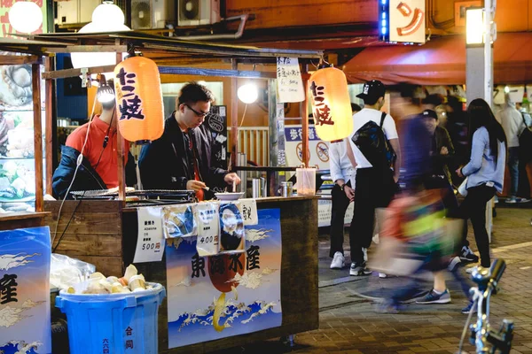 大阪府 日本人男性が道頓堀通りで夜食を売っている — ストック写真