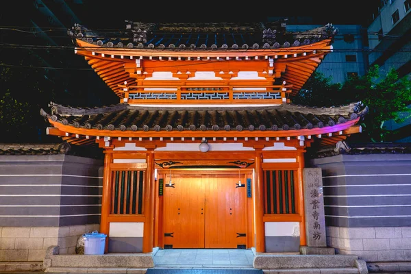 Осака Японія Чудові Закриті Ворота Храму Центрі Міста Вночі — стокове фото
