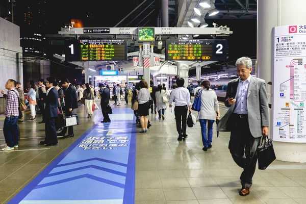 Ósaka Japonsko Cestovatelé Kolejích Čekají Chodí — Stock fotografie