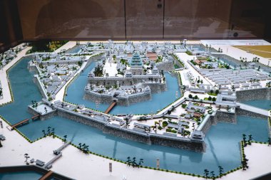 Osaka Kalesi 'nin ve çukurların, duvarların, binaların, tapınakların, tapınakların ve köylerin inanılmaz ve güzel modeli 