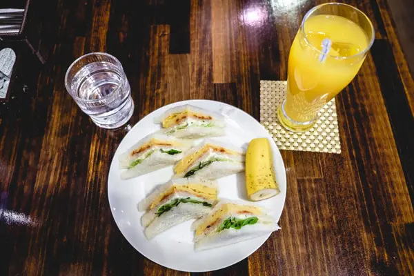 일본의 호텔에서 식사를 토마토 마요네즈 오렌지 주스와 식탁에 샌드위치를 먹는다 — 스톡 사진