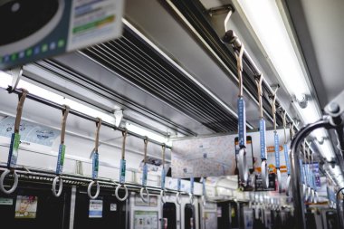 Osaka, Japonya: Metroda reklamcılıkla uğraşıyor