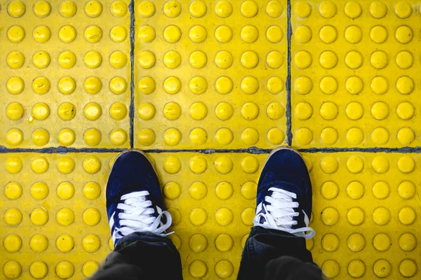 阿迪达斯蓝色滑板运动鞋 位于地铁的黄层 — 图库照片