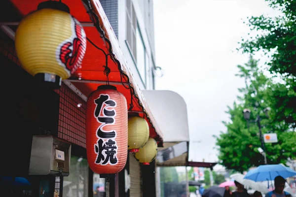 雨の日にレストランの入り口で伝統的な紙の提灯 — ストック写真