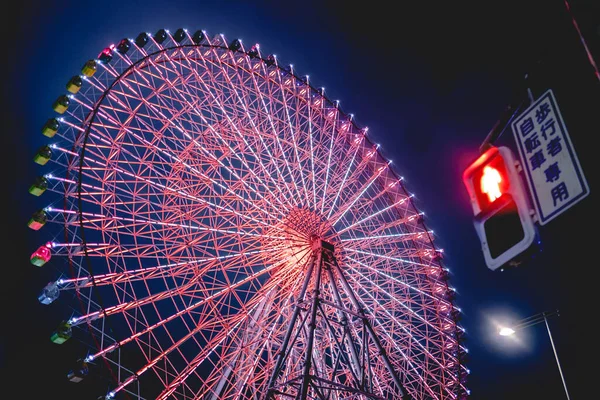 Grande Roue Avec Feux Rouges Feux Circulation Nuit Pluvieuse Dans — Photo