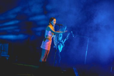 Santiago, Şili - 2017: Anna Tsuchiya Japon şarkıcı ve grubu güzel mavi ışık ile Anime Expo 'da canlı yayın