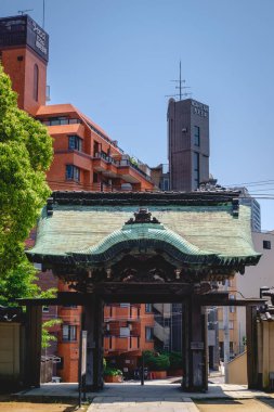 Osaka, Japonya - Shitennoji Budist Tapınağı 'nın güney kapısı Güneşli bir günde yeni binaların önünde