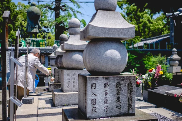 Osaka Japão Belos Túmulos Pedra Monumento Templo Budista Shitennoji Com — Fotografia de Stock