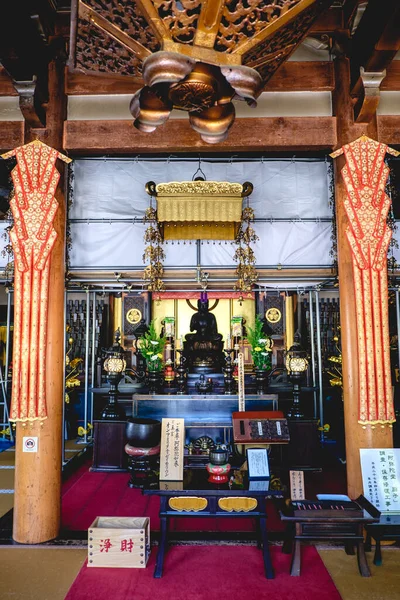 Осака Япония Красивый Буддийский Алтарь Статуями Подношениями Украшениями Лампами Буддийском — стоковое фото
