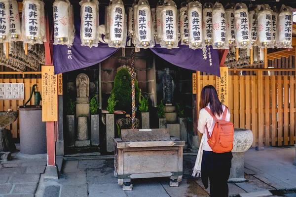 Osaka Japão Mulher Orando Frente Altar Budista Com Estátuas Lâmpadas — Fotografia de Stock