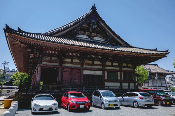 Осака Японія Будинок Рокудзі Рядом Сучасних Автомобілів Буддійському Храмі Шітенноджі — стокове фото