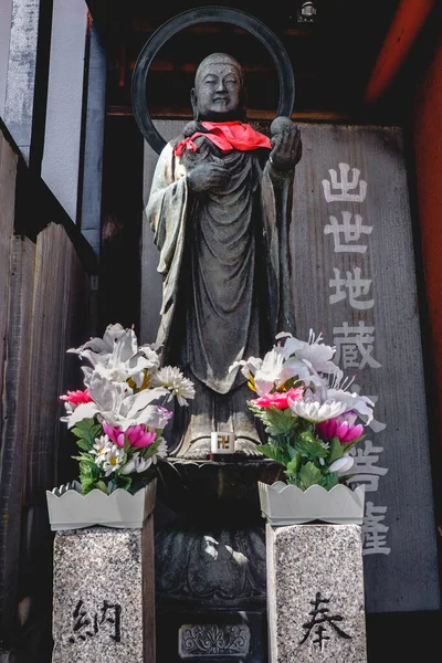 Osaka Japão Escultura Buda Com Cachecol Vermelho Arranjos Flores Decoração — Fotografia de Stock