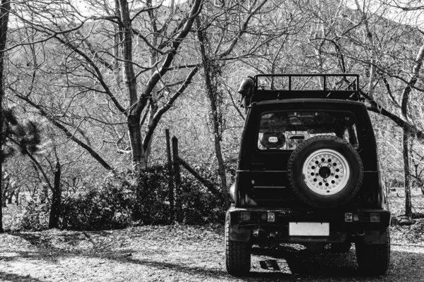 Внедорожник Jeep Готов Приключениям Лесу Сельской Местности Черно Белый — стоковое фото