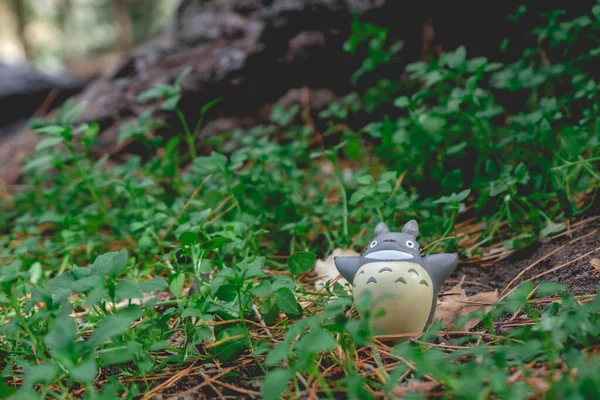 Pequeña Figura Totoro Entre Hierba Hojas Suelo Del Bosque Personaje — Foto de Stock