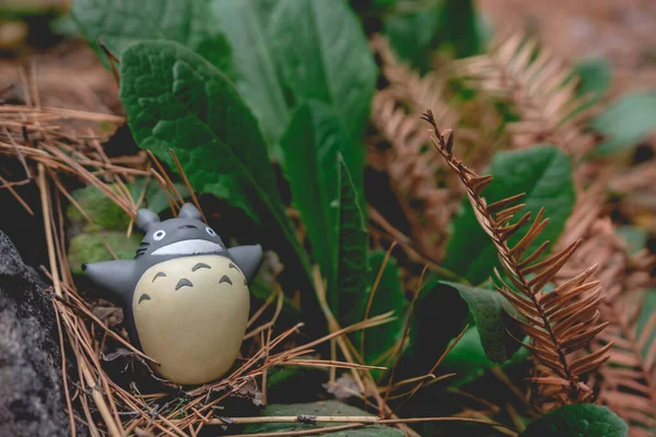 Petite Figurine Totoro Entre Herbe Feuilles Dans Sol Forêt Personnage — Photo