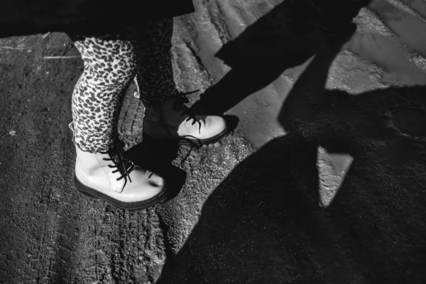 Ноги Животными Отпечатками Трусиков Ног Обувью Маленькой Девочки Над Землей — стоковое фото