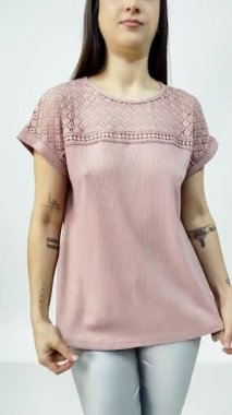 Beyaz stüdyoda şık kıyafetler sergileyen zarif esmer manken.