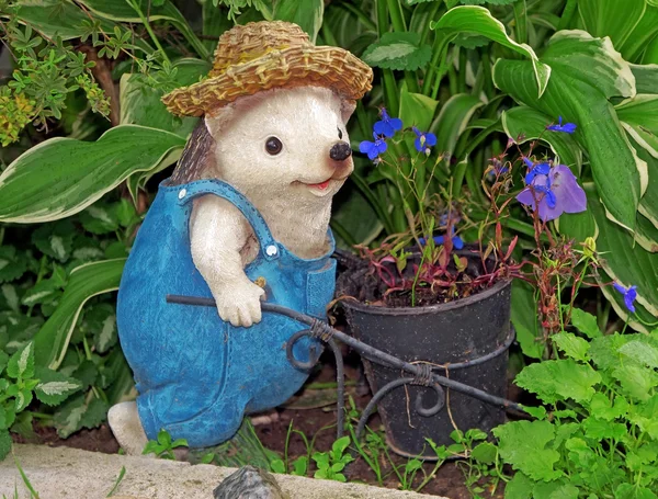 Figura de um ouriço-jardineiro com chapéu e com carrinho — Fotografia de Stock