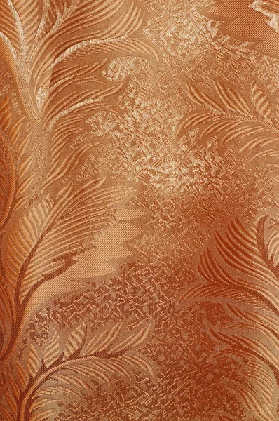 Textur aus rotem und beigem Satin gemusterten Vorhängen mit Falten — Stockfoto