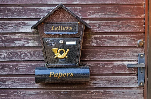 Mailbox on a wooden gate close-up — Stock Photo, Image