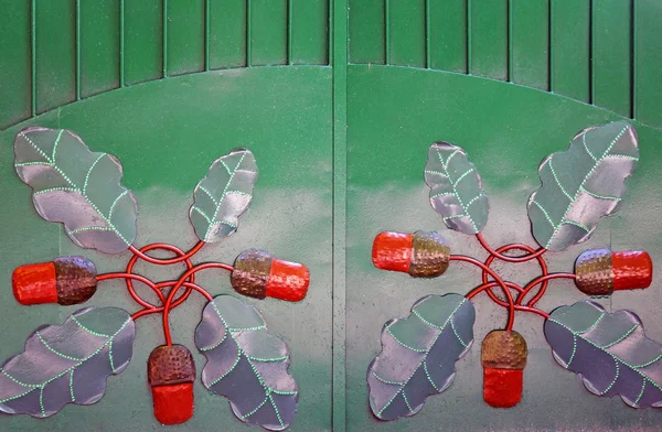 ドングリの形で鍛造パターンと緑の金属のゲート — ストック写真