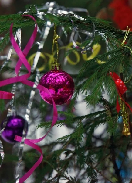 Kerstboom die versierd met speelgoed close-up — Stockfoto