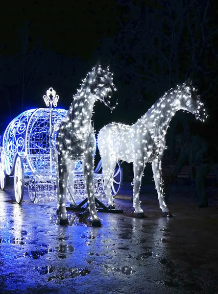 Decoratieve koets met paarden versierd met lichten Rechtenvrije Stockafbeeldingen