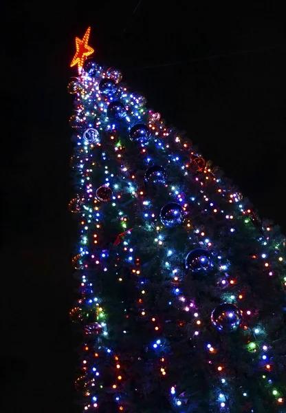 Kerstboom versierd met kleurrijke felle lichten bijgesneden dia Rechtenvrije Stockafbeeldingen
