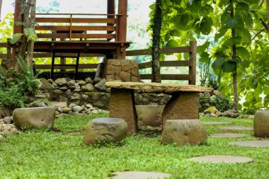 Stone Park bankının güzel doğa manzarası