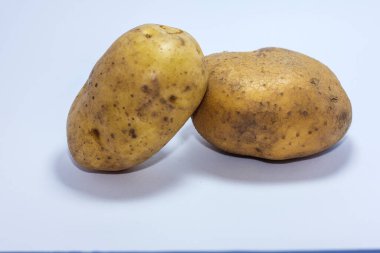 Patatesler beyaz arka planda izole edilmiş.