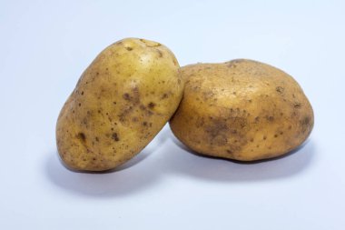Patatesler beyaz arka planda izole edilmiş.