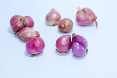 Beyaz arkaplanda kırmızı soğan izole edildi