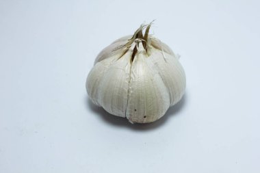 Beyaz arkaplanda sarımsak izole edilmiş.